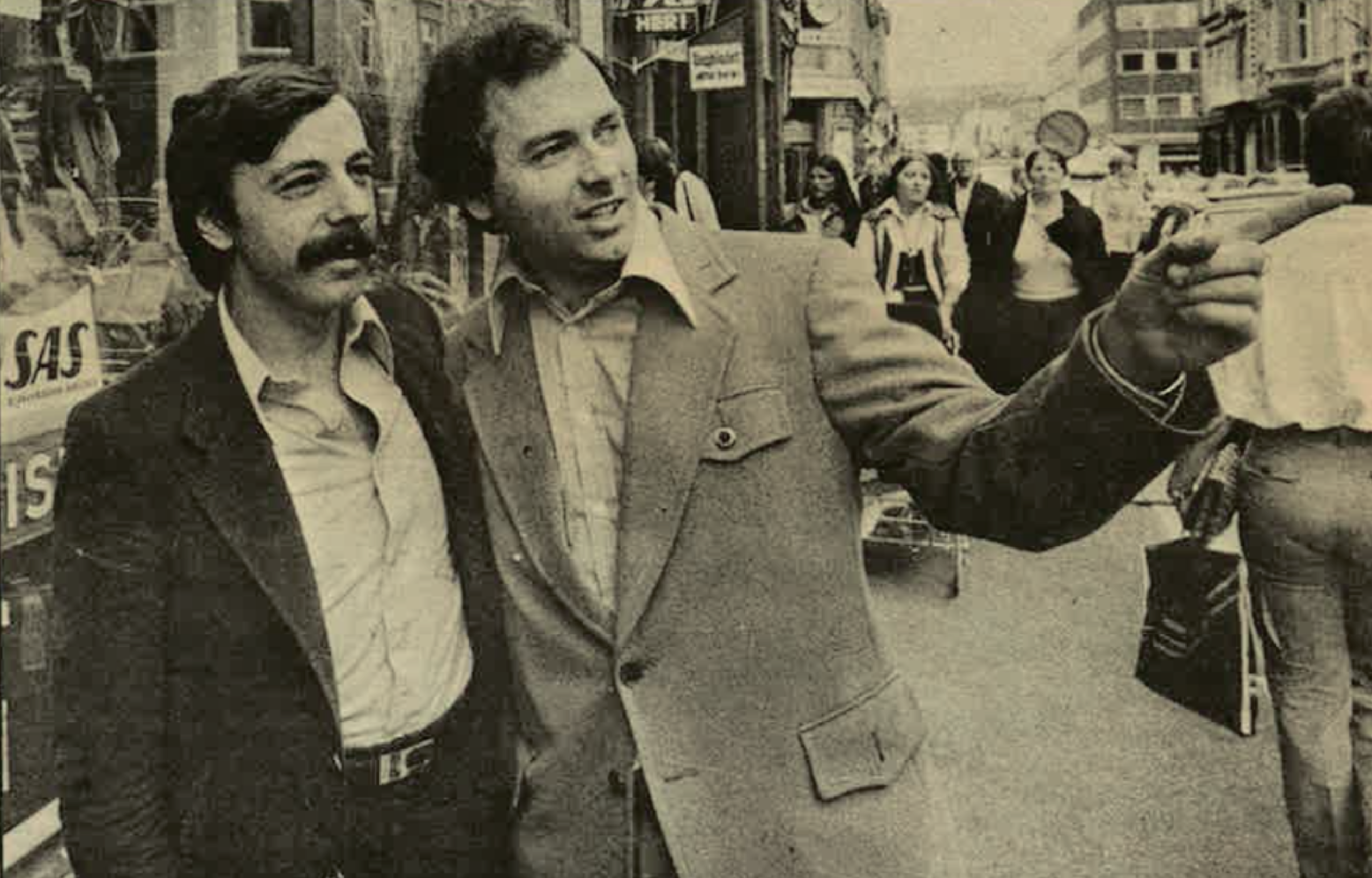 Fotografía de archivo en blanco y negro que muestra a personas conversando en una calle de la ciudad en 1974.