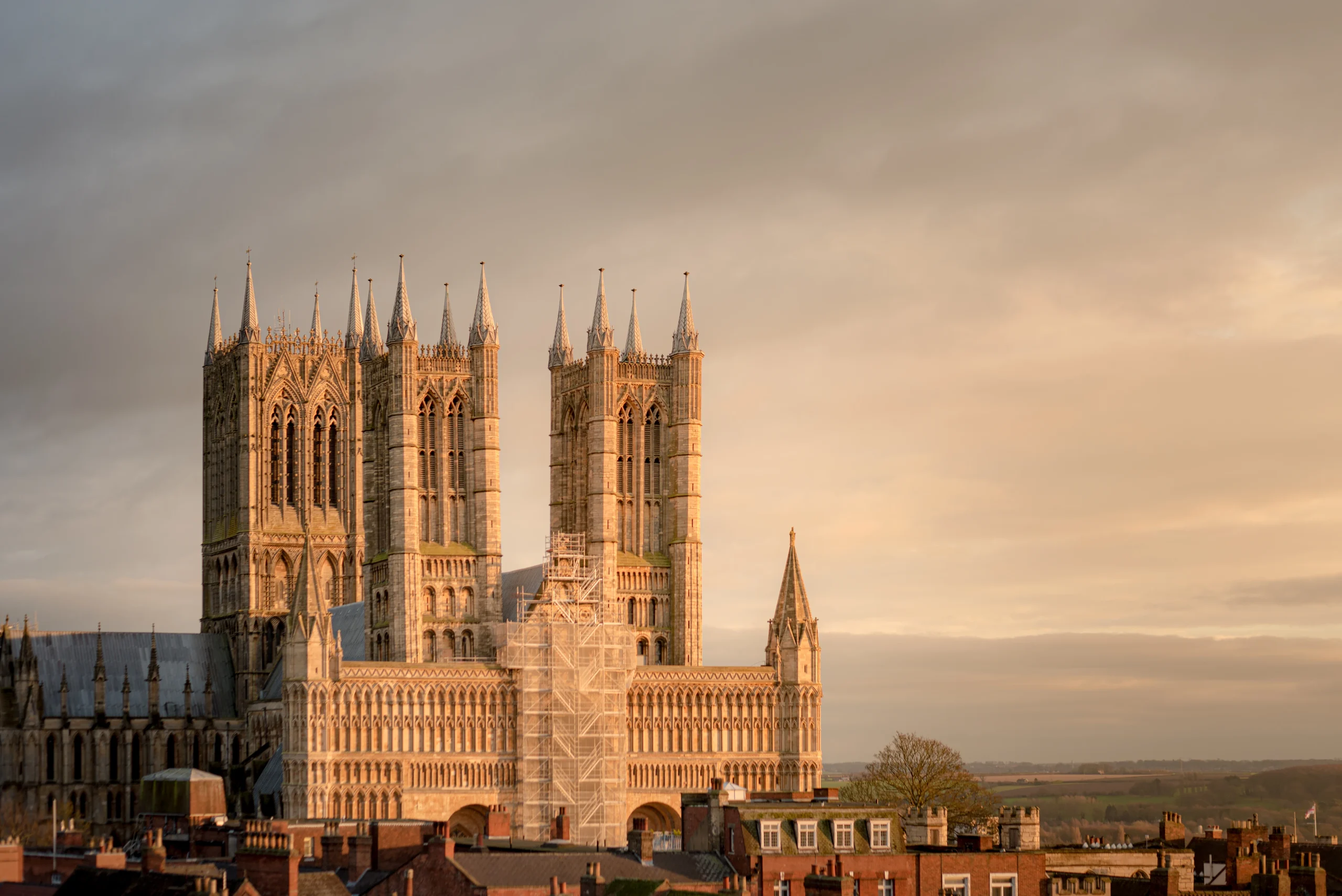 Coucher de soleil doré sur la cathédrale de Lincoln et ses tours emblématiques