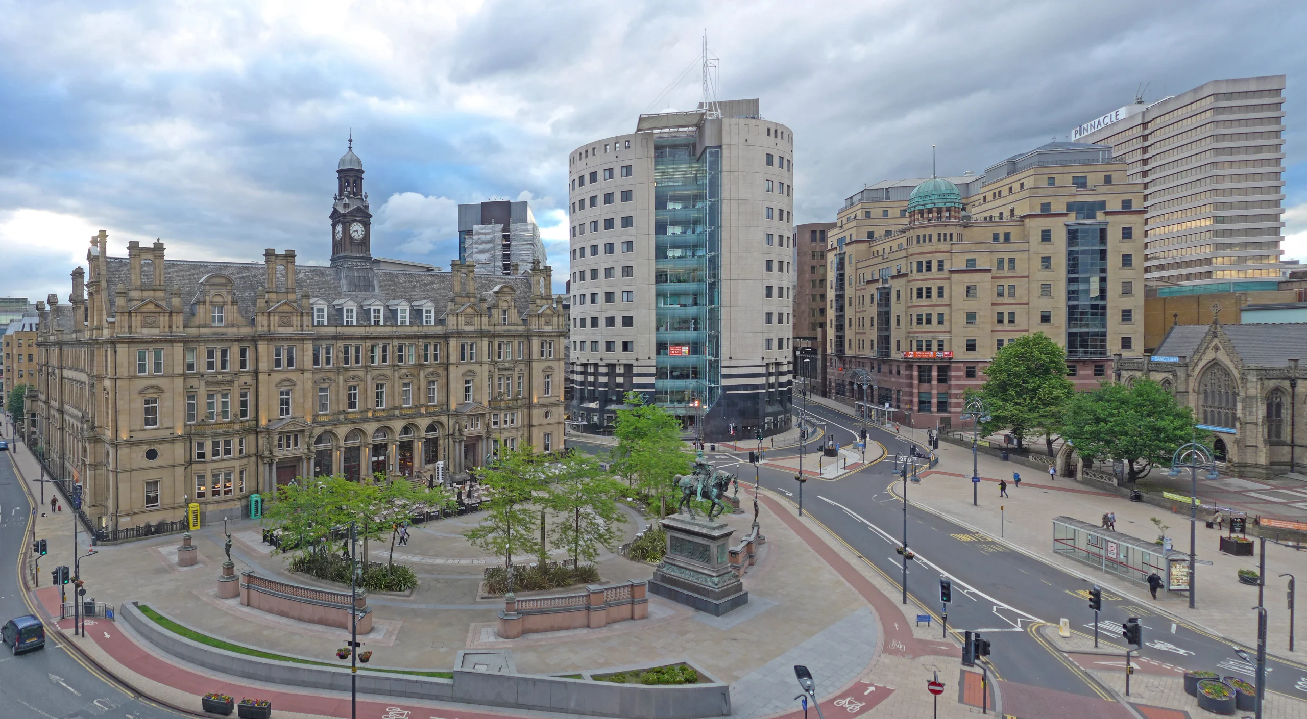 Piazza nel centro di Leeds con edifici storici e uffici moderni