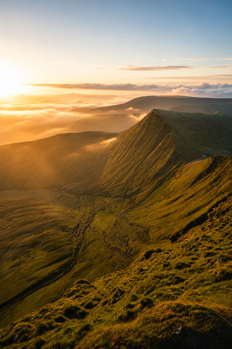 pen-y-fan hiking brecon beacons national park
