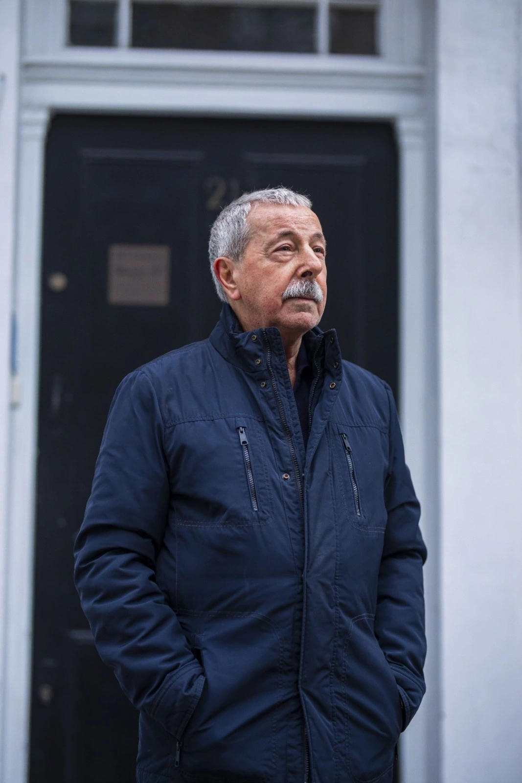 Portrait professionnel d'un membre de l'équipe de direction d'Interopa en extérieur