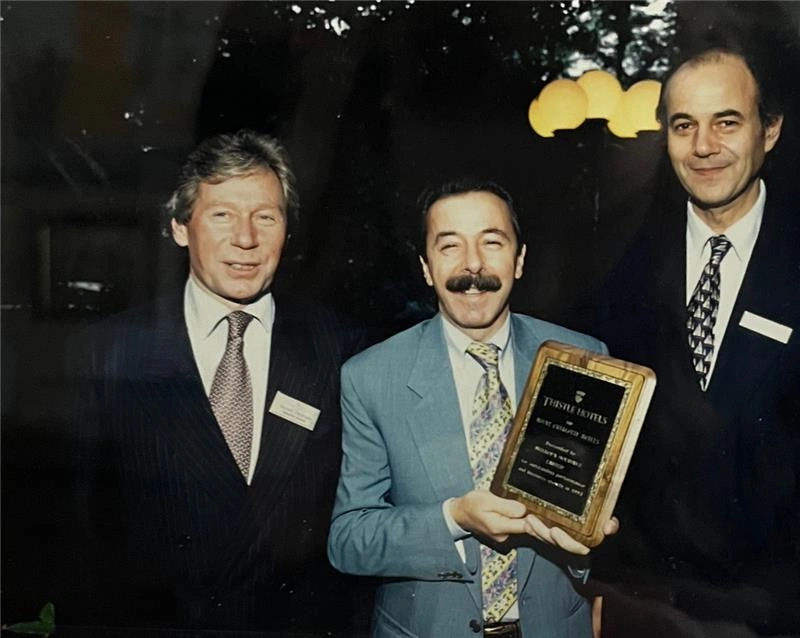 Grupo de profesionales del sector sosteniendo una placa conmemorativa en un acto oficial.