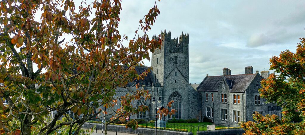 kilkenny-castle-river-nore-medieval-city-ireland