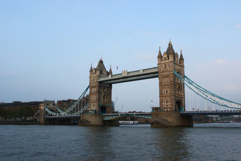 tower-bridge-london-thames-city-skyline